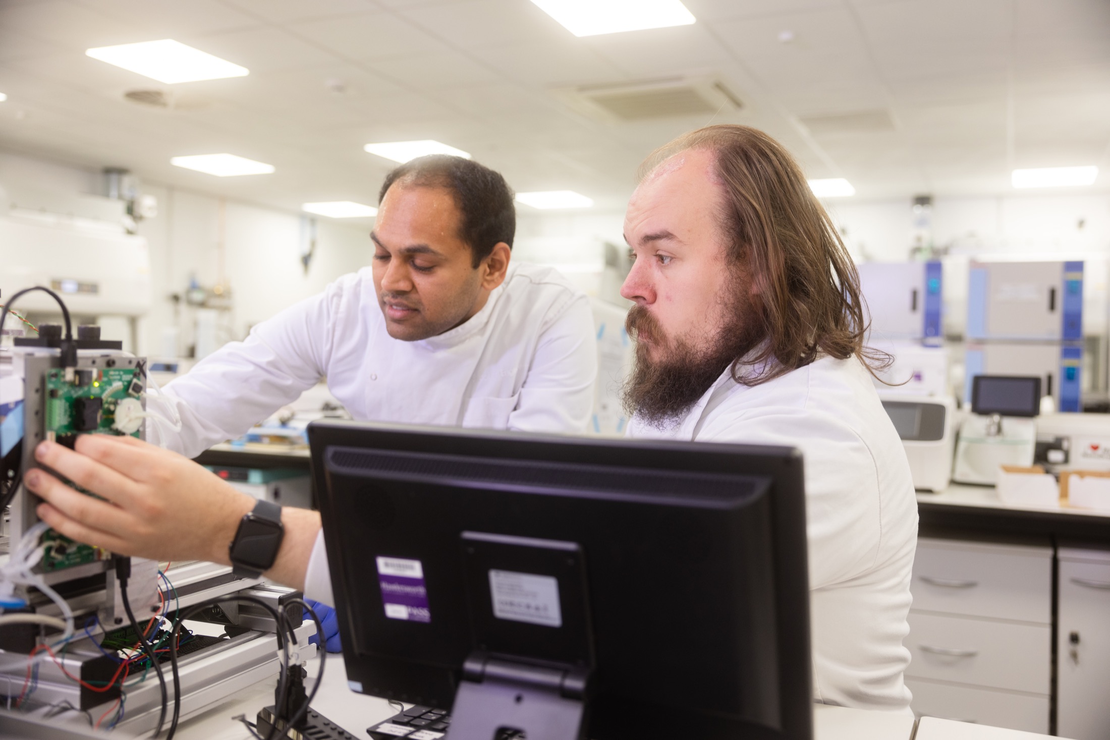 JetBio researchers collaborating on the bioprinting system